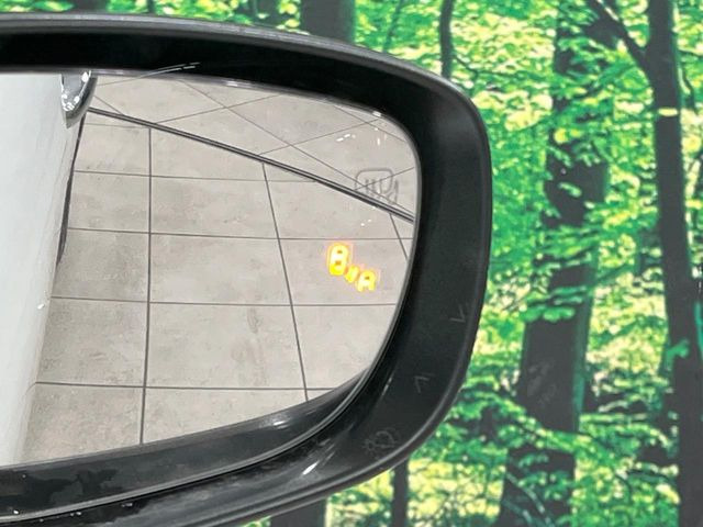 【ブラインドスポットモニター】走行中、ドアミラーの死角になりやすい箇所に後続車が接近するとサイドミラー付近に警告を表示、ドライバーに注意喚起をしてくれます。