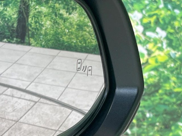 【ブラインドスポットモニター】走行中、ドアミラーの死角になりやすい箇所に後続車が接近するとサイドミラーのレンズに警告を表示!ドライバーに注意喚起をしてくれます。