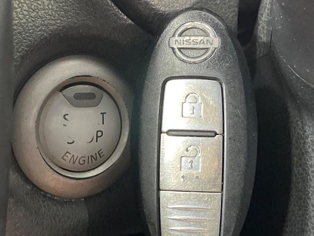 【インテリジェントキー】カバンやポケットに入れたままでもドアの施錠・解錠が可能なスマートキーを装備。エンジンのオン・オフ時もカギを取り出す必要が無いからとっても便利です♪