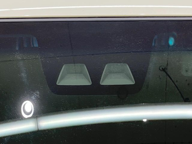 【スマートアシスト】走行中に前方の車両等を認識し、衝突しそうな時は警報とブレーキで衝突回避と被害軽減をアシスト。より安全にドライブをお楽しみいただけます。