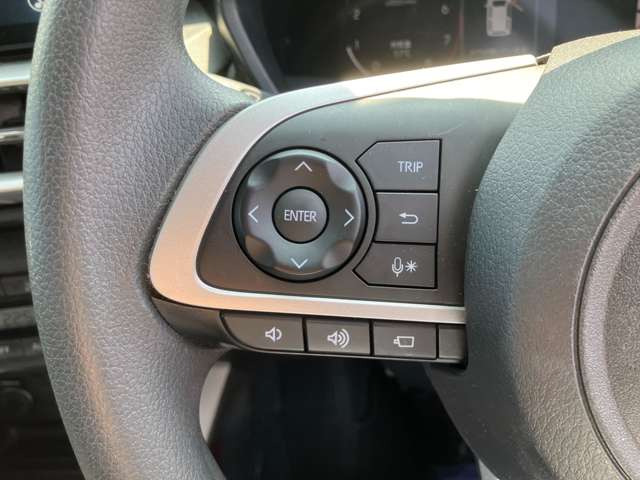 ステアリングオーディオスイッチ!オーディオのチャンネル、ボリューム調整などドライバーの視線移動や焦点の調節を減らし、安全運転に貢献します。