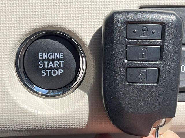 【スマートキー】カバンやポケットに入れたままでもドアの施錠・解錠が可能なスマートキーを装備。エンジンのオン・オフ時もカギを取り出す必要が無いからとっても便利です♪