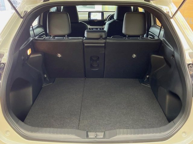 ���i�̂���������ʋ΁A���}���ɏ\���ȉ׎��X�y�[�X���m�ۂ��Ă���܂��B�Z�J���h�V�[�g��|���ƁA�傫�ȉו��̐ύڂ��\�ł���