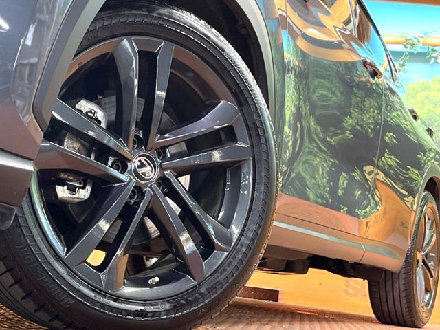 【純正20インチアルミホイール】外観にマッチした純正アルミホイールを装着しております。各種社外アルミホイールや、スタッドレスタイヤも取扱いしております。是非ご相談ください♪