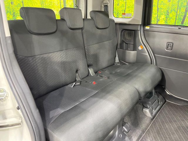 後部座席も気になるようなキズ・汚れやへたり等、大きなダメージはなく、良好な状態です。