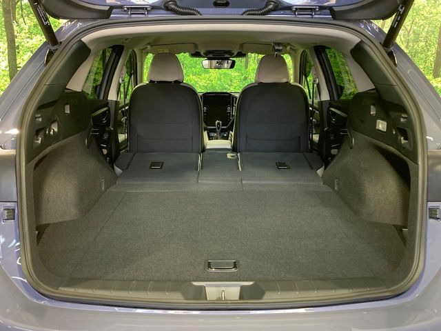 後席を格納すると、これだけの広さが!シーンに合わせたシートアレンジで、大きな荷物も積むことが出来ます♪