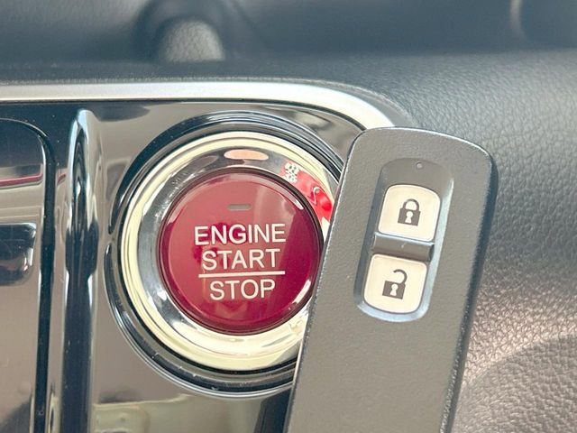 �yHonda�X�}�[�g�L�[�z�J�o����|�P�b�g�ɓ��ꂽ�܂܂ł��h�A�̎{���E�������\�ȃX�}�[�g�L�[�𑕔��B�G���W���̃I���E�I�t�����J�M�����o���K�v����������Ƃ��Ă��֗��ł���