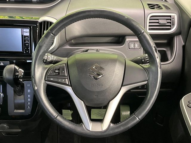 �C���e���A�ɍ��킹���f�U�C���̃X�e�A�����O�́A�^�]�������̂��Ƃ��l���A�^�]���₷���`��A�傫���ł��B�����x�A���ۂɐG���Ă��m���߂��������B