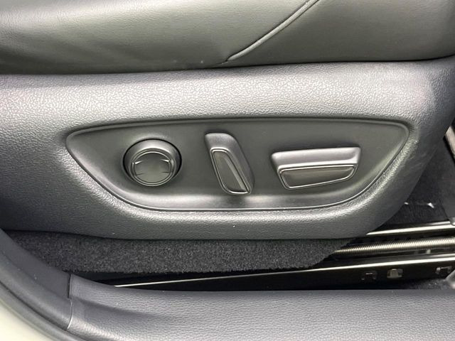 【パワーシート】スイッチ一つで簡単にシートの微調整が可能!電動だから力もいりません!快適なシートポジションにセットして、快適なドライブをお楽しみください。