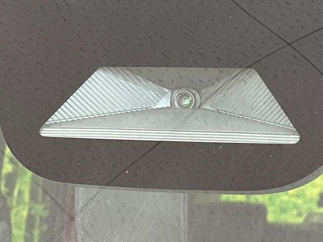 【ホンダセンシング】走行中に前方の車両等を認識し、衝突しそうな時は警報とブレーキで衝突回避と被害軽減をアシスト。より安全にドライブをお楽しみいただけます。