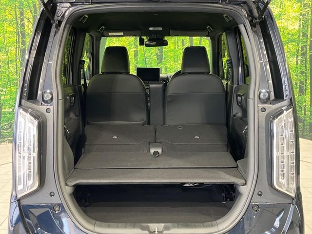 積み下ろしのしやすいデッキにはたっぷりと荷物を積み込んでいただけます。遊びから仕事まで、様々なシーンで頼れます♪