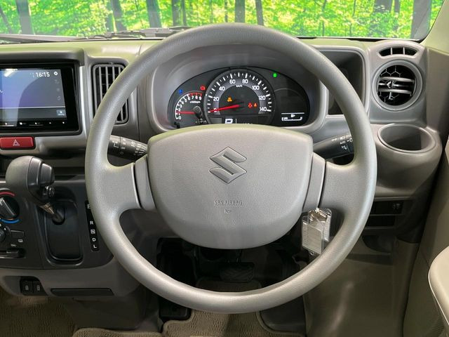 �C���e���A�ɍ��킹���f�U�C���̃X�e�A�����O�́A�^�]�������̂��Ƃ��l���A�^�]���₷���`��A�傫���ł��B�����x�A���ۂɐG���Ă��m���߂��������B