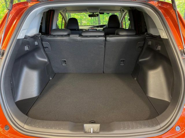 ラゲッジルームは、大容量のスペースを確保。普段のお買い物からレジャーまで、幅広く活躍してくれます!また、リアシートを倒すことでバリエーション豊かにお使いいただけます。
