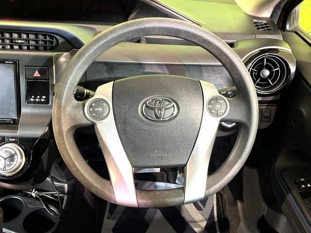 �C���e���A�ɍ��킹���f�U�C���̃X�e�A�����O�́A�^�]�������̂��Ƃ��l���A�^�]���₷���`��A�傫���ł��B�����x�A���ۂɐG���Ă��m���߂��������B