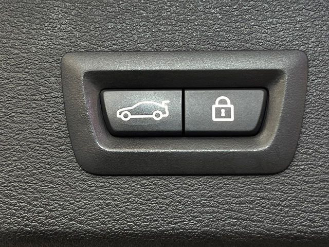 ●電動リアゲート:ワンタッチでリアゲートの開閉ができ、荷物などで両手が塞がっている状態でも簡単に開閉ができる便利機能です。