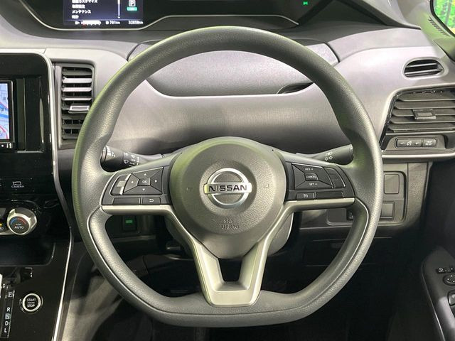 �C���e���A�ɍ��킹���f�U�C���̃X�e�A�����O�́A�^�]�������̂��Ƃ��l���A�^�]���₷���`��A�傫���ł��B�����x�A���ۂɐG���Ă��m���߂��������B