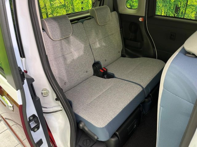 広々とした2列目シートは居住性が高く、居心地も快適!友達や家族とのお出かけにぴったりです。ベビーシートやチャイルドシート使用時も快適にお過ごしいただける十分な空間を確保しています。