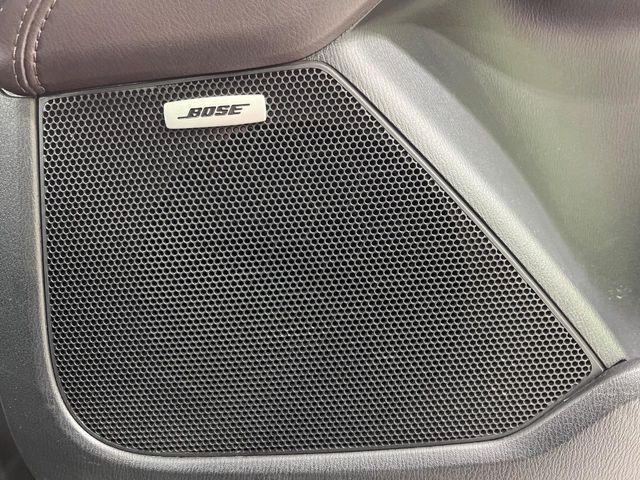 【BOSEサウンドシステム】メーカーオプションの高品位サウンドシステムを搭載。専用のチューニングが施された大小様々なスピーカーから良質なサウンドが奏でられ、臨場感あふれる音響空間を演出します。