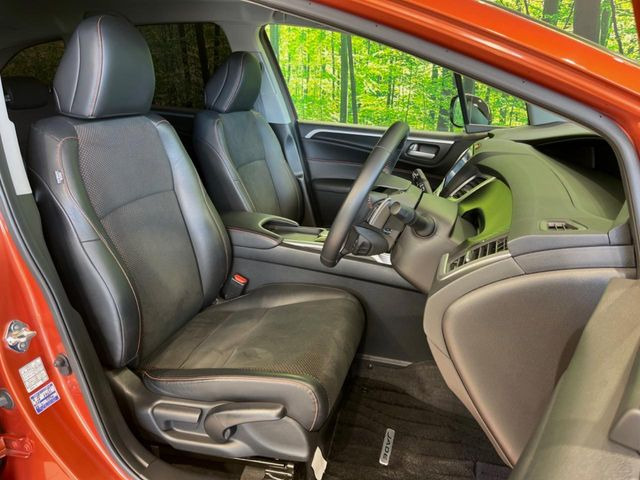 【ハーフレザーシート】高級感と座り心地を両立した人気のシート♪背面・座面のファブリック素材は、通気性の良さや滑りにくさに優れています。気温や服装に左右されず快適にお乗りいただけます。