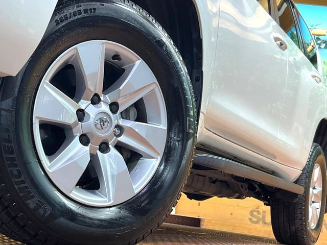 【純正17インチアルミホイール】外観にマッチした純正アルミホイールを装着しております。各種社外アルミホイールや、スタッドレスタイヤも取扱いしております。是非ご相談ください♪