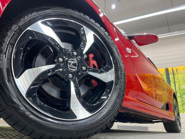 �y���������C���`�A���~�z�C�[���z�O�ςɃ}�b�`���������A���~�z�C�[���𑕒����Ă���܂��B�e��ЊO�A���~�z�C�[����A�X�^�b�h���X�^�C�����戵�����Ă���܂��B���񂲑��k����������