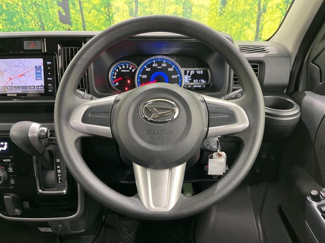 �C���e���A�ɍ��킹���f�U�C���̃X�e�A�����O�́A�^�]�������̂��Ƃ��l���A�^�]���₷���`��A�傫���ł��B�����x�A���ۂɐG���Ă��m���߂��������B