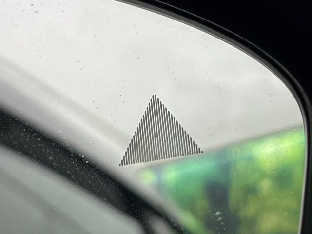 【後方車輛検知】走行中、ドアミラーの死角になりやすい箇所に後続車が接近するとサイドミラー付近に警告を表示、ドライバーに注意喚起をしてくれます。