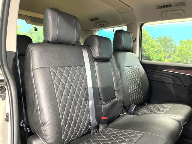 広々とした2列目シートは居住性が高く、居心地も快適!友達や家族とのお出かけにぴったりです。ベビーシートやチャイルドシート使用時も快適にお過ごしいただける十分な空間を確保しています。