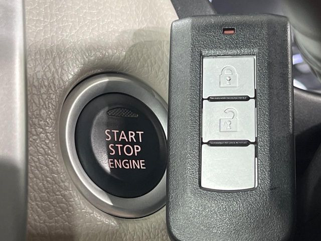 【インテリジェントキー】カバンやポケットに入れたままでもドアの施錠・解錠が可能なスマートキーを装備。エンジンのオン・オフ時もカギを取り出す必要が無いからとっても便利です♪