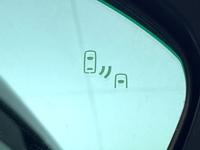 【ブラインドスポットモニター】走行中、ドアミラーの死角になりやすい箇所に後続車が接近するとサイドミラーのレンズに警告を表示!ドライバーに注意喚起をしてくれます。