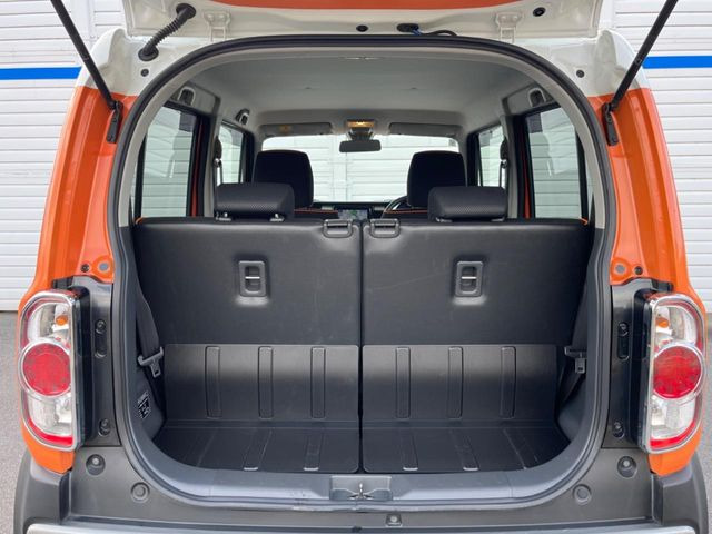 ���i�̂���������ʋ΁A���}���ɏ\���ȉ׎��X�y�[�X���m�ۂ��Ă���܂��B�Z�J���h�V�[�g��|���ƁA�傫�ȉו��̐ύڂ��\�ł���