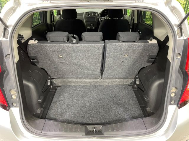 普段のお買い物や通勤、送迎等に十分な荷室スペースを確保しております。セカンドシートを倒すと、大きな荷物の積載も可能です♪