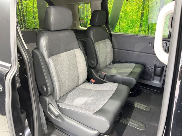 二列目中央はウォークスルーとなっております。二列目と三列目の移動や乗り降りがとっても楽になるので、乗り降りの際もストレスを感じることはありません♪