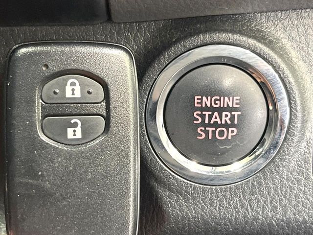 【スマートキー】カバンやポケットに入れたままでもドアの施錠・解錠が可能なスマートキーを装備。エンジンのオン・オフ時もカギを取り出す必要が無いからとっても便利です♪