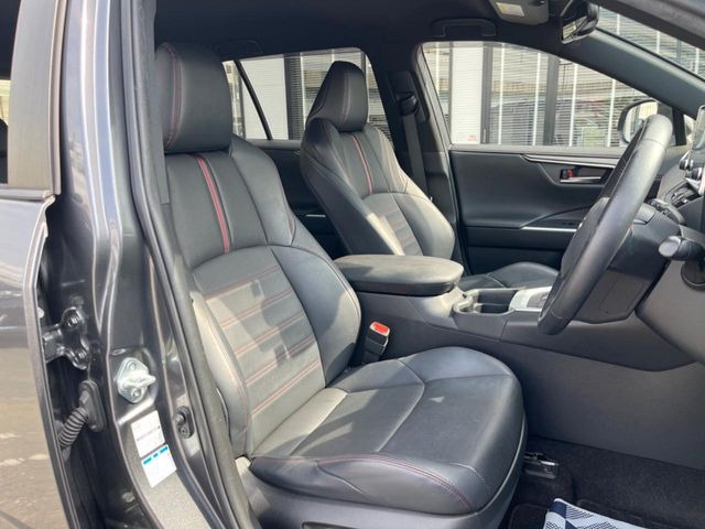 【合皮レザーシート】汚れのふき取りが容易でメンテナンスもが簡単な、機能性に優れる合成皮革を採用した上質なシートです。座り心地もよく、高級感あふれる心地良い車内空間を演出してくれます。