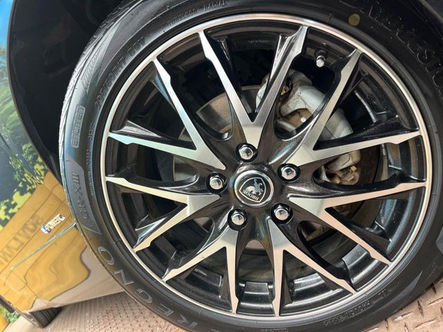 【17インチアルミホイール】外観にマッチしたアルミホイールを装着しております。各種アルミホイールや、スタッドレスタイヤも取扱いしております。是非ご相談ください♪