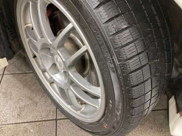 【店内スペース】お子様とご一緒にお越し頂ける安心のキッズスペース♪フリードリンクコーナー♪ファミリーでもお気軽にお越し頂ける空間をご用意しました!展示車も店内スペースには常時2台はご用意しております!