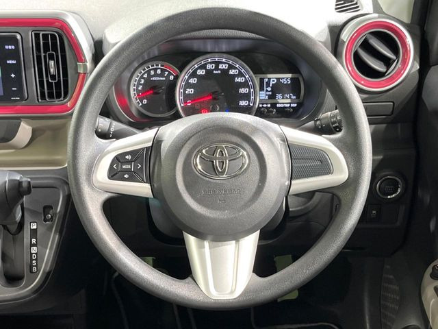 �C���e���A�ɍ��킹���f�U�C���̃X�e�A�����O�́A�^�]�������̂��Ƃ��l���A�^�]���₷���`��A�傫���ł��B�����x�A���ۂɐG���Ă��m���߂��������B