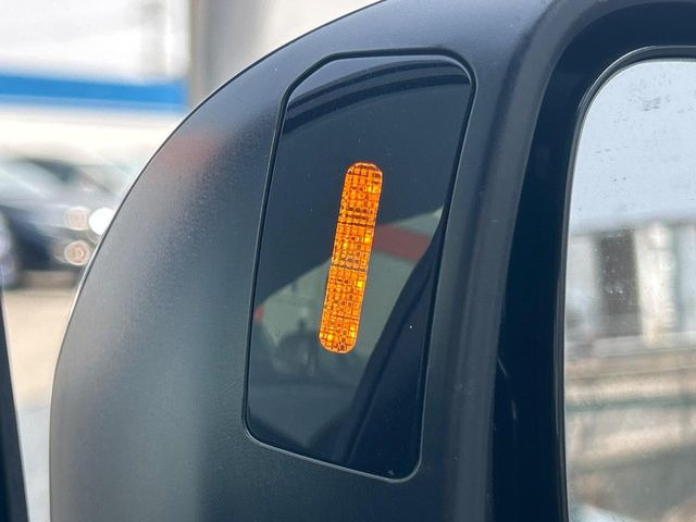 【リヤビークルディティクション】走行中、ドアミラーの死角になりやすい箇所に後続車が接近するとサイドミラー付近に警告を表示、ドライバーに注意喚起と、万一の際はハンドル操作をアシストをします。