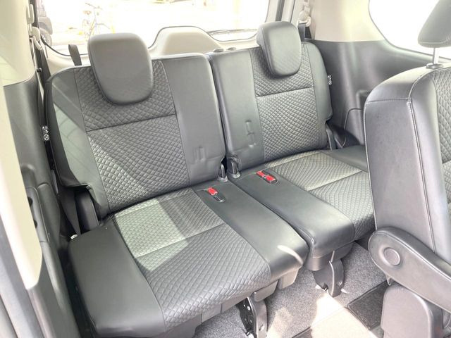 床下収納式のサードシートです。座席部分をコンパクトに収納でき、広大な荷室スペースとしてお使いいただけます!乗車人数や荷物の量など利用シーンに合わせて3列目を有効活用でき、とっても便利♪