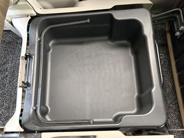 �y�V�[�g�A���_�[�{�b�N�X�z�V�[�g�̉��ɑ�e�ʂ̎��[�X�y�[�X��������Ă���A�C���ԃO�b�Y�ȂǁA�O���猩��ꂽ���Ȃ����̂�����������[�ł��ĕ֗�!