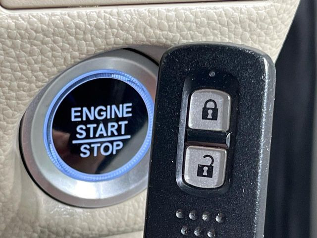 �yHonda�X�}�[�g�L�[�z�J�o����|�P�b�g�ɓ��ꂽ�܂܂ł��h�A�̎{���E�������\�ȃX�}�[�g�L�[�𑕔��B�G���W���̃I���E�I�t�����J�M�����o���K�v����������Ƃ��Ă��֗��ł���