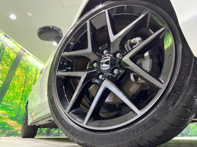 �y����18�C���`�A���~�z�C�[���z�O�ςɃ}�b�`���������A���~�z�C�[���𑕒����Ă���܂��B�e��ЊO�A���~�z�C�[����A�X�^�b�h���X�^�C�����戵�����Ă���܂��B���񂲑��k����������