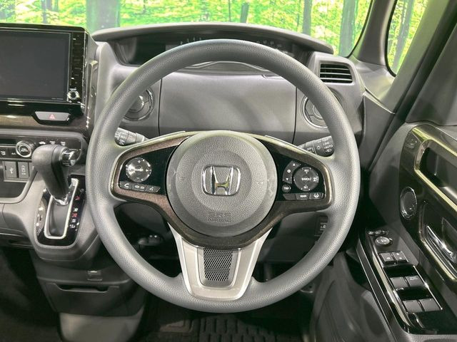 �C���e���A�ɍ��킹���f�U�C���̃X�e�A�����O�́A�^�]�������̂��Ƃ��l���A�^�]���₷���`��A�傫���ł��B�����x�A���ۂɐG���Ă��m���߂��������B