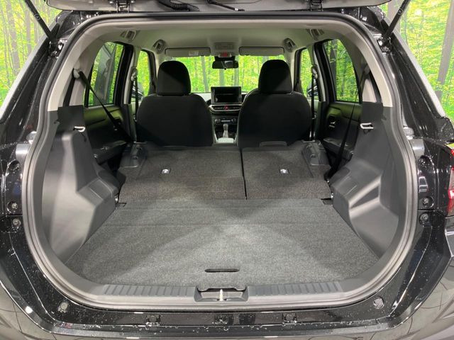 後席を格納すると、これだけの広さが!シーンに合わせたシートアレンジで、大きな荷物も積むことが出来ます♪
