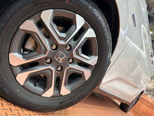 �y����15�C���`�A���~�z�C�[���z�O�ςɃ}�b�`���������A���~�z�C�[���𑕒����Ă���܂��B�e��ЊO�A���~�z�C�[����A�X�^�b�h���X�^�C�����戵�����Ă���܂��B���񂲑��k����������