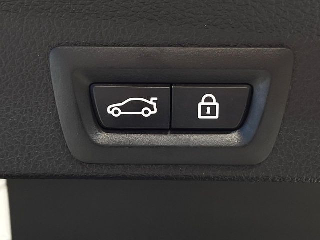 ●電動リアゲート:ワンタッチでリアゲートの開閉ができ、荷物などで両手が塞がっている状態でも簡単に開閉ができる便利機能です。