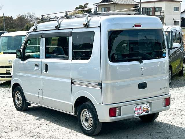 ���X�ł͌y�����Ԃ��畁�ʎԂ܂ŕ��L���I�[�����[�J�[�̎Ԏ�E�F�E�O���[�h��L�x�ɑ����Ă���܂��B