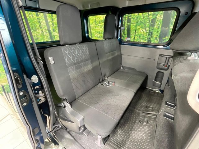 後部座席も気になるようなキズ・汚れやへたり等、大きなダメージはなく、良好な状態です。