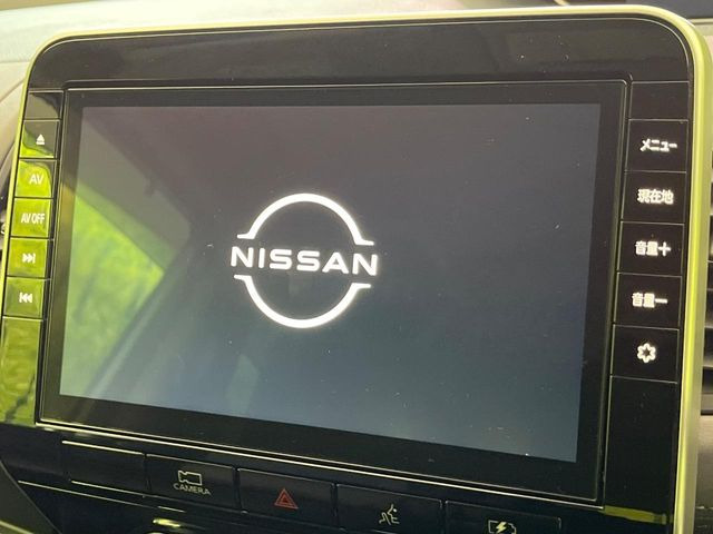 【純正ナビ】人気の純正ナビを装備しております。ナビの使いやすさはもちろん、オーディオ機能も充実!キャンプや旅行はもちろん、通勤や買い物など普段のドライブも楽しくなるはず♪